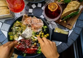 foodguide-app-oCdQ8vBcDI8-unsplash